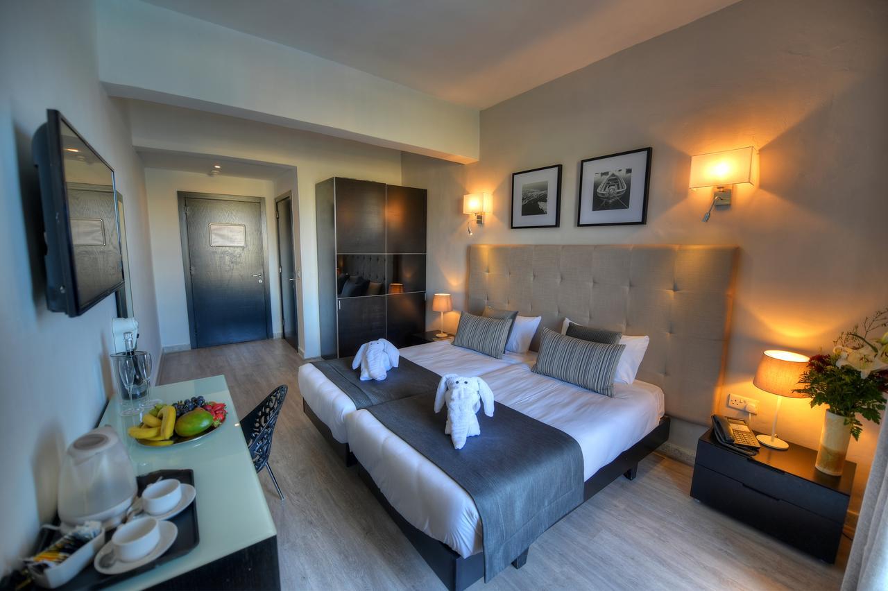 Tweepersoonskamer met 1 Tweepersoonsbed of 2 Aparte Bedden met Uitzicht op Zee en Balkon